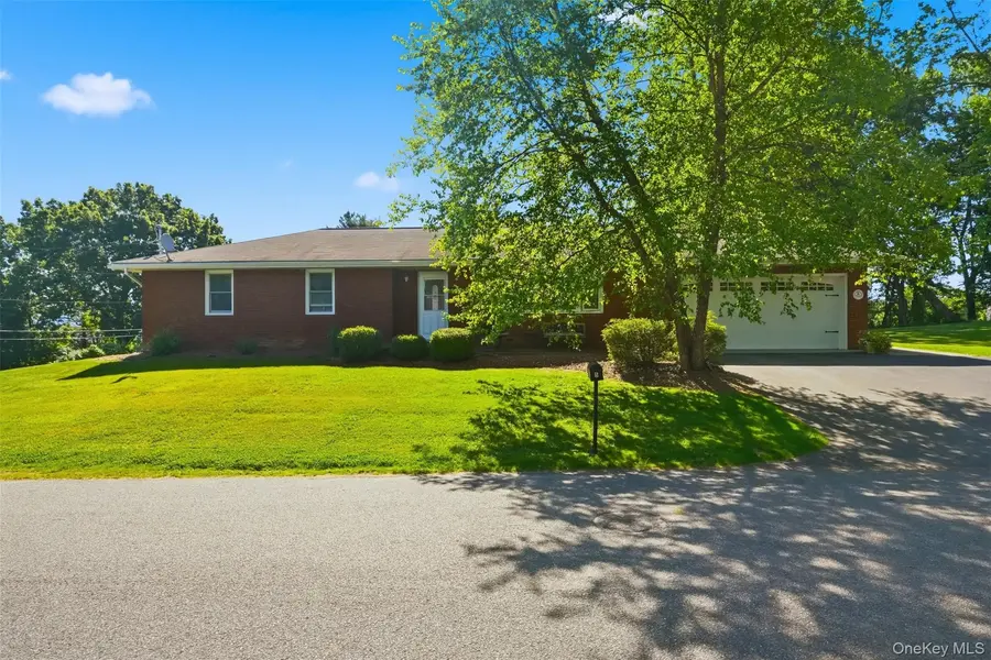5 Oak Ridge DR, New Windsor, NY 12553