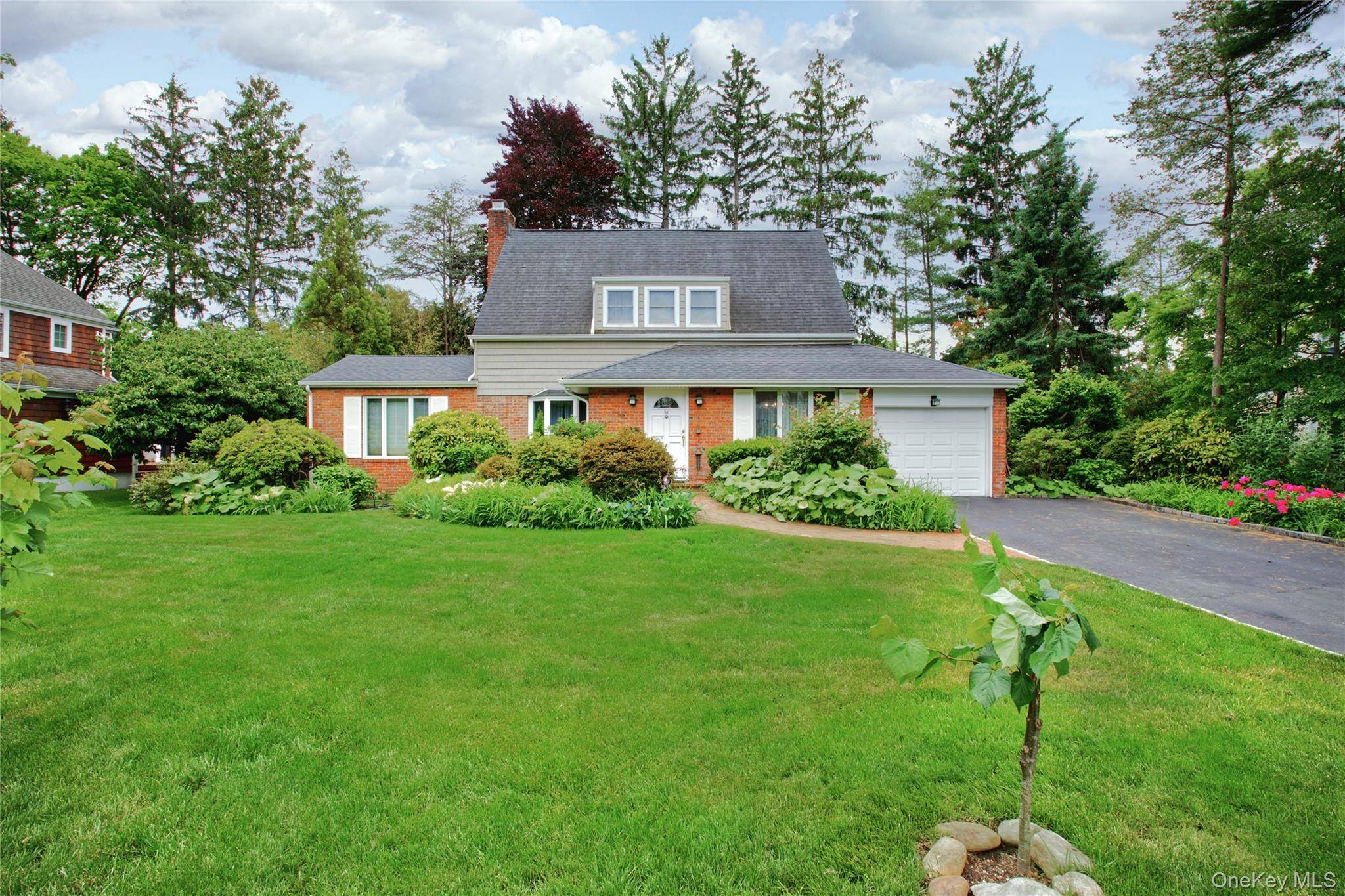 34 Wildwood LN, East Hills, NY 11577