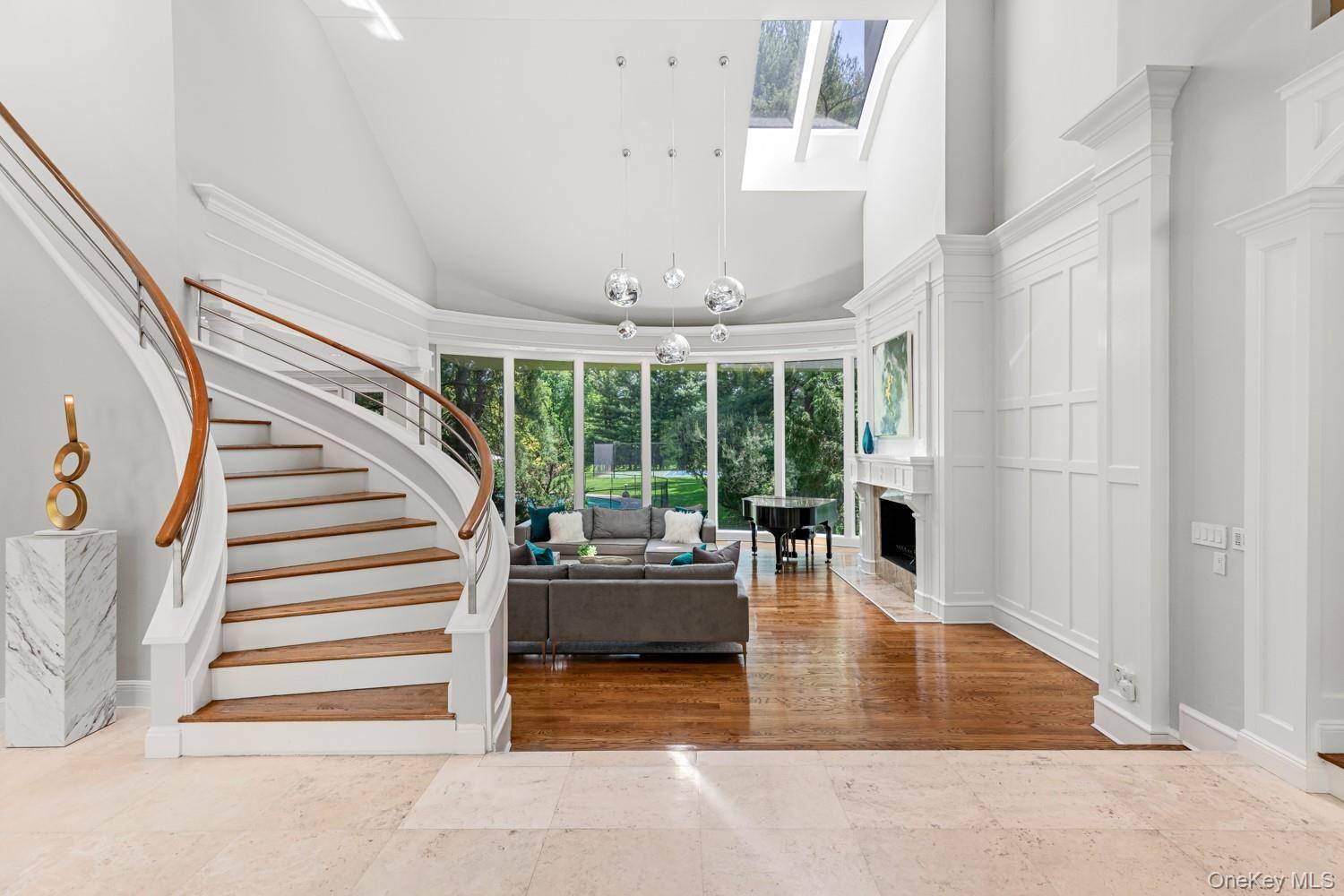 5 Coachmans CT, Old Westbury, NY 11568