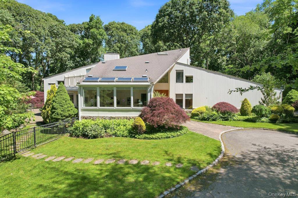 29 Amber LN, Oyster Bay Cove, NY 11771