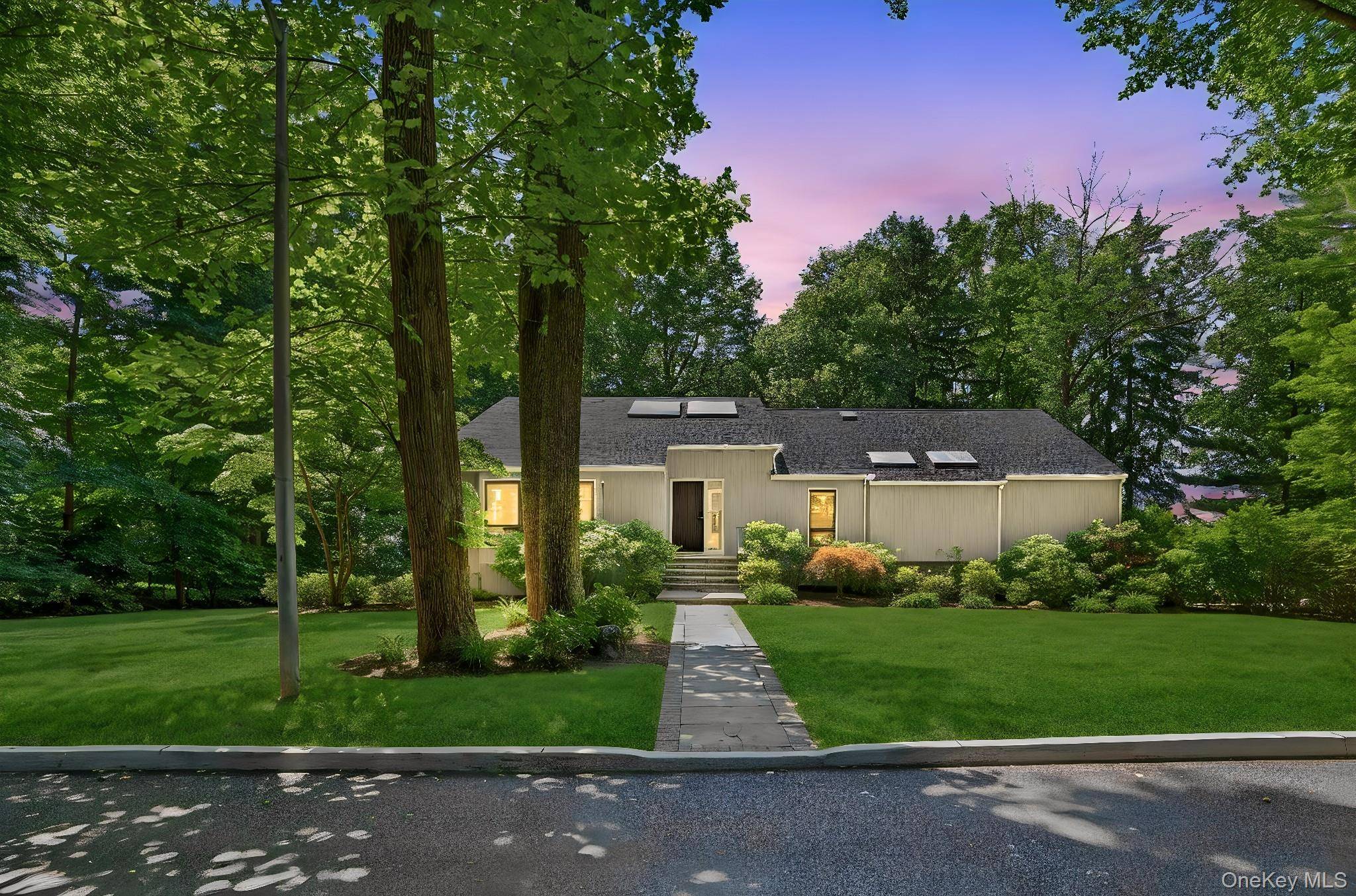 12 Hearthstone CIR, Scarsdale, NY 10583