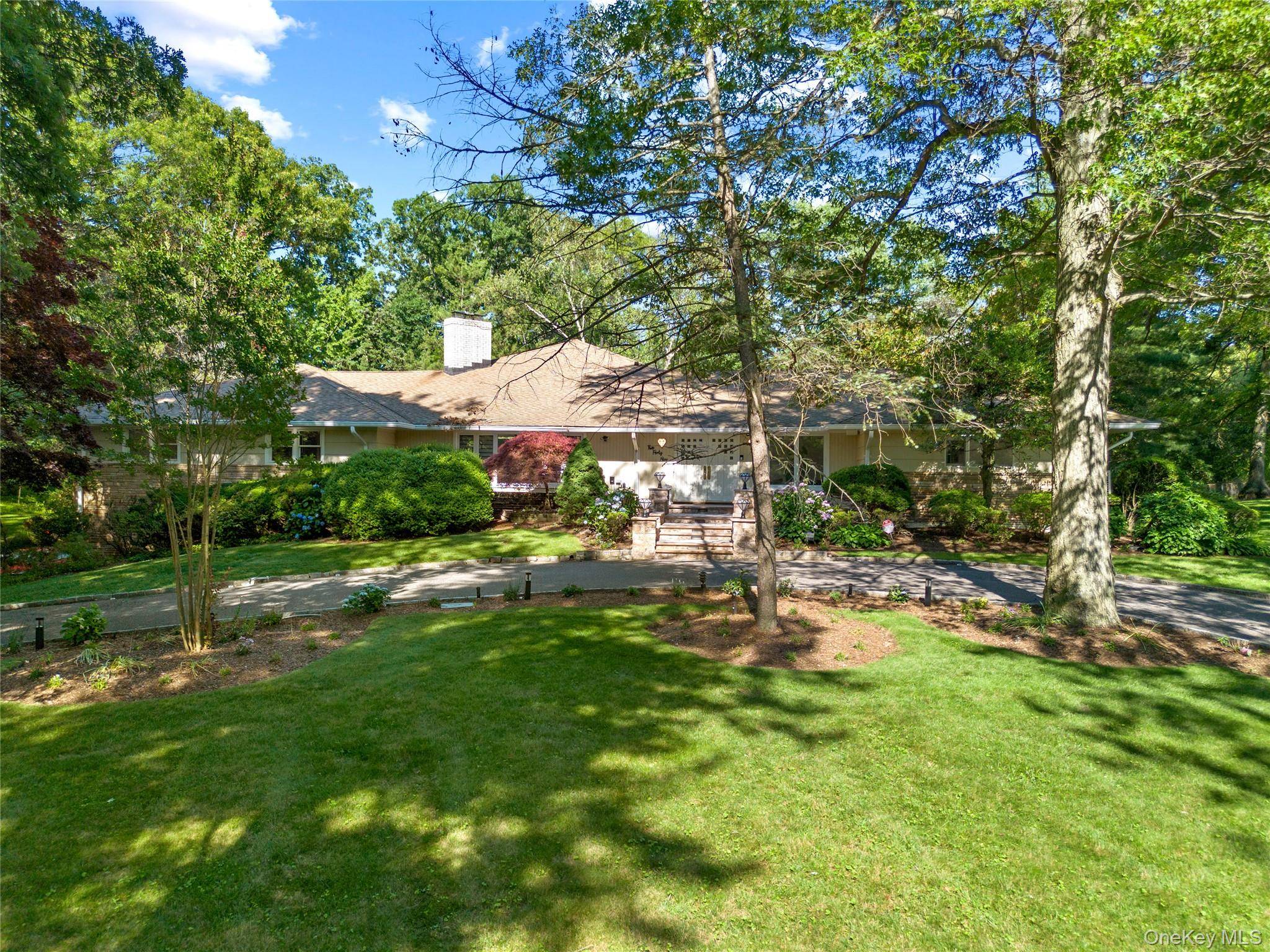 249 Glen Cove RD, Old Westbury, NY 11568