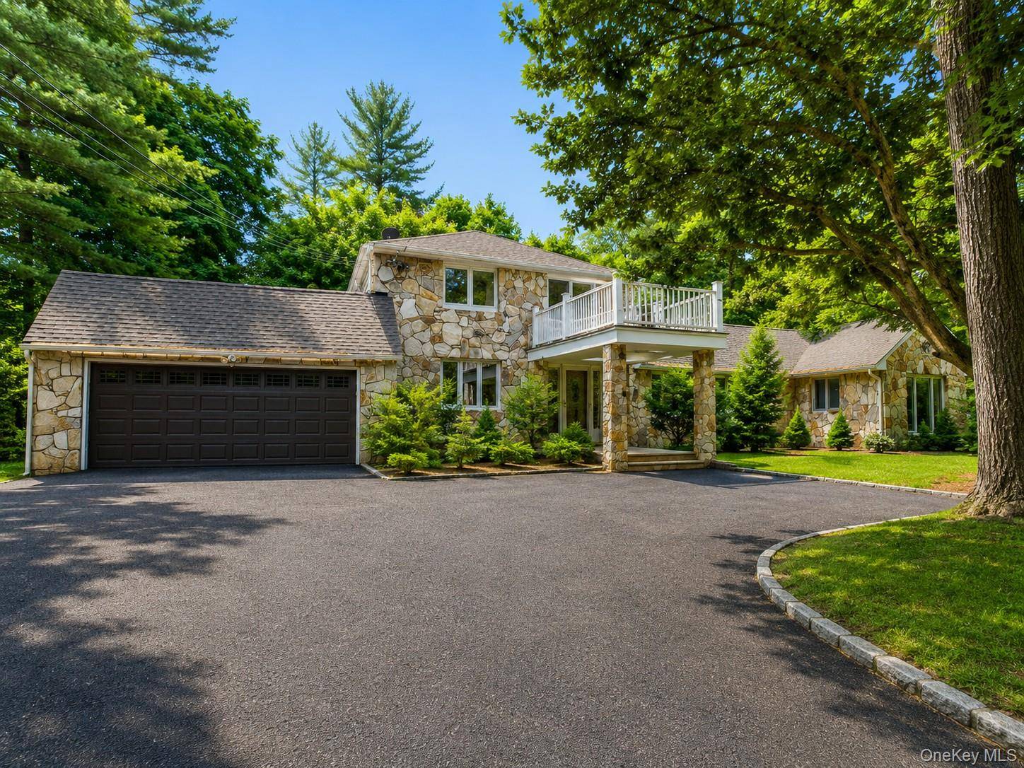 32 Valley RD, Old Westbury, NY 11568