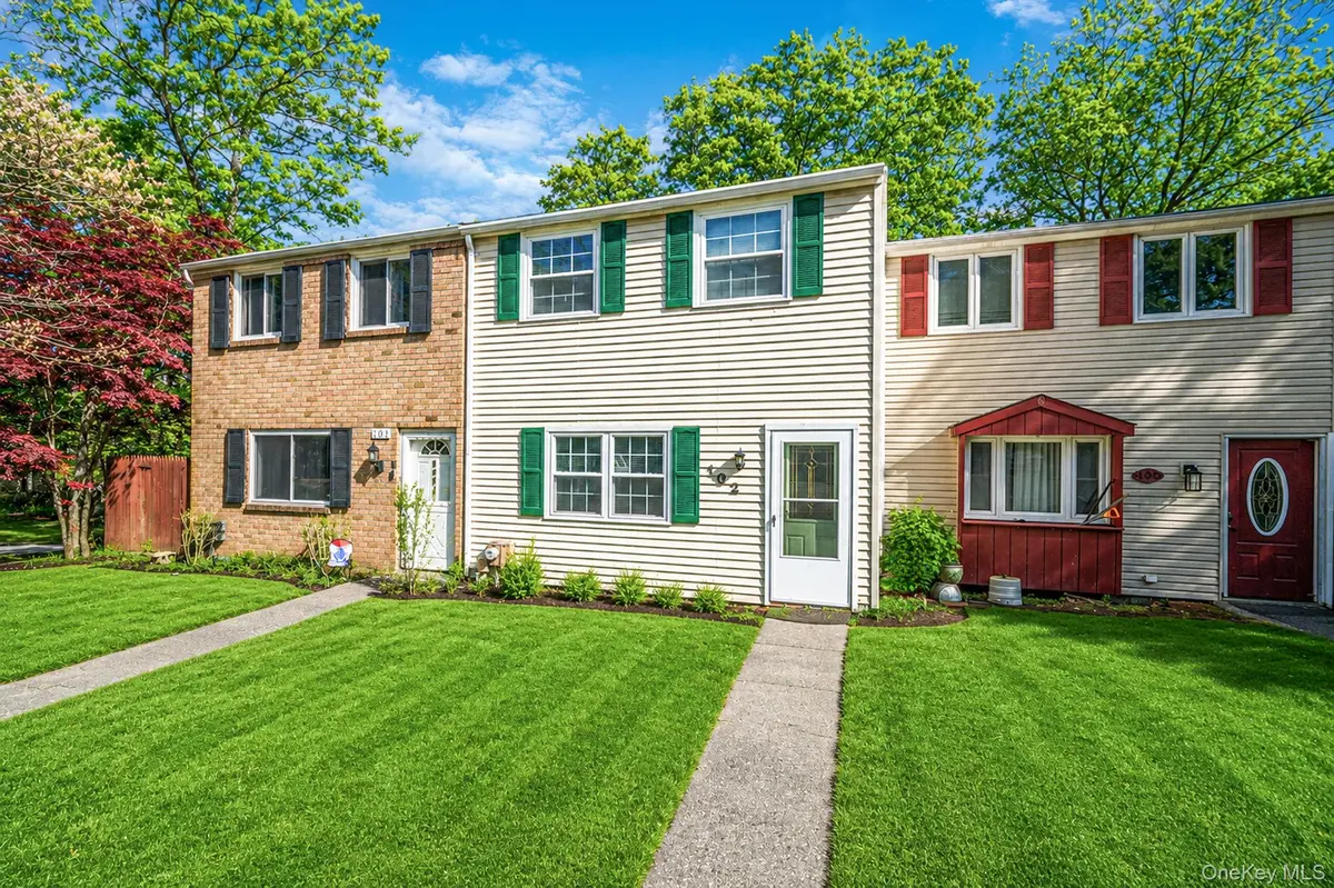 102 Hill SPUR, Calverton, NY 11933
