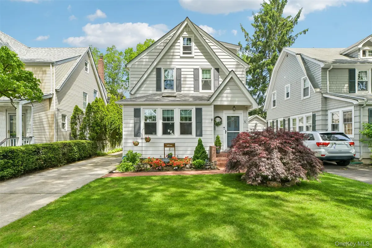 5 Bluebell CT, Garden City, NY 11530