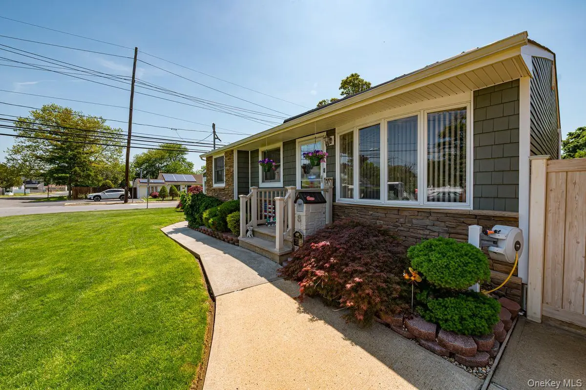 8 Oswego DR, Bay Shore, NY 11706