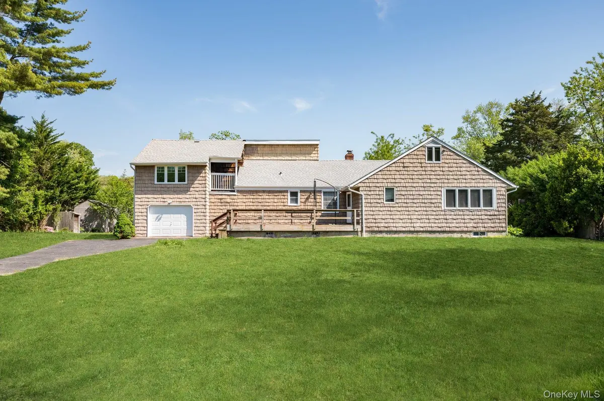 88 Tulipwood DR, Commack, NY 11725