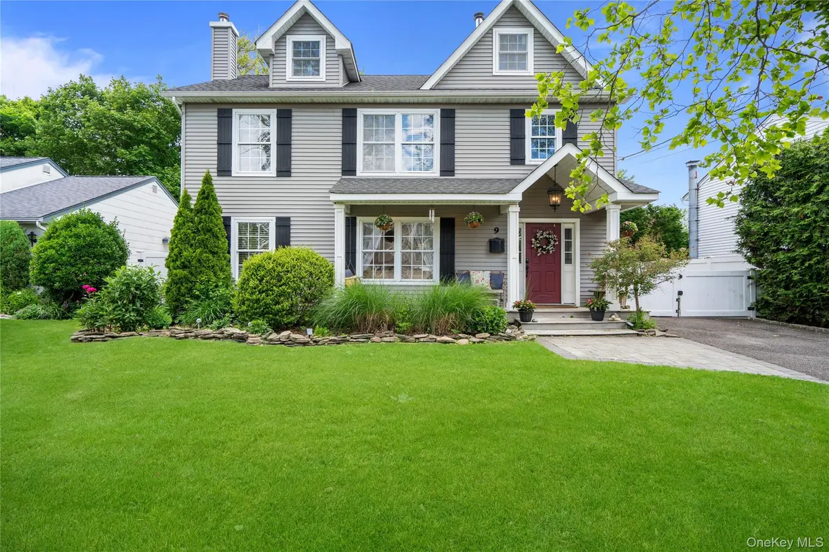 9 Lagoon BLVD, Massapequa, NY 11758