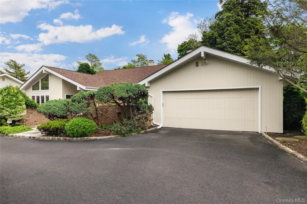 18 Kristi DR, Muttontown, NY 11753