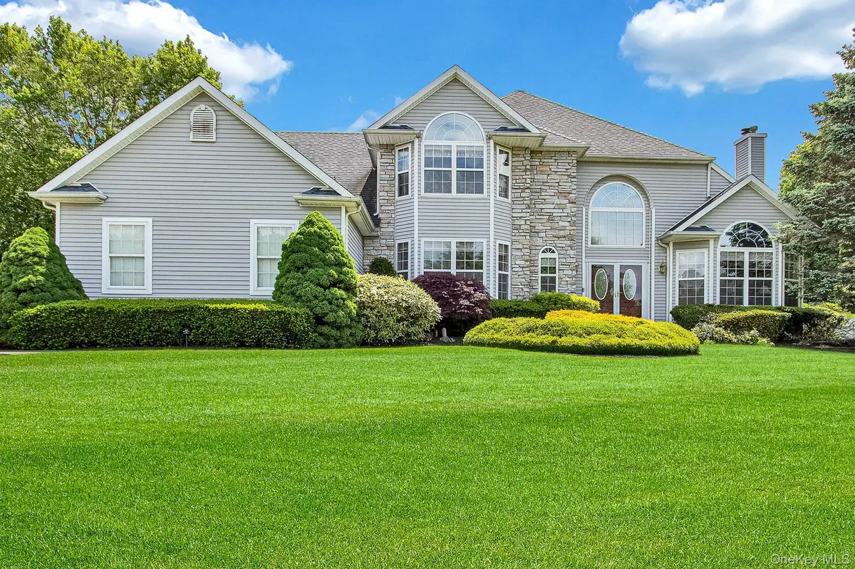 9 Redwood LN, Miller Place, NY 11764