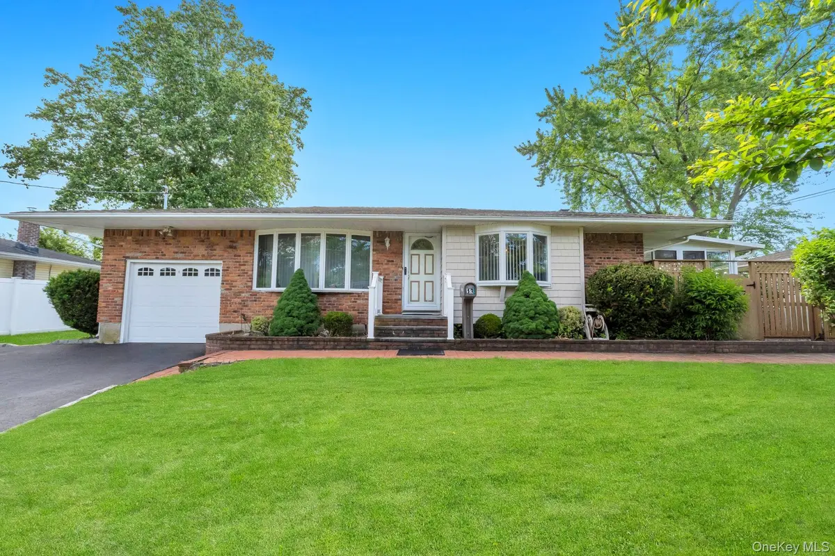 13 Fruitwood LN, Commack, NY 11725