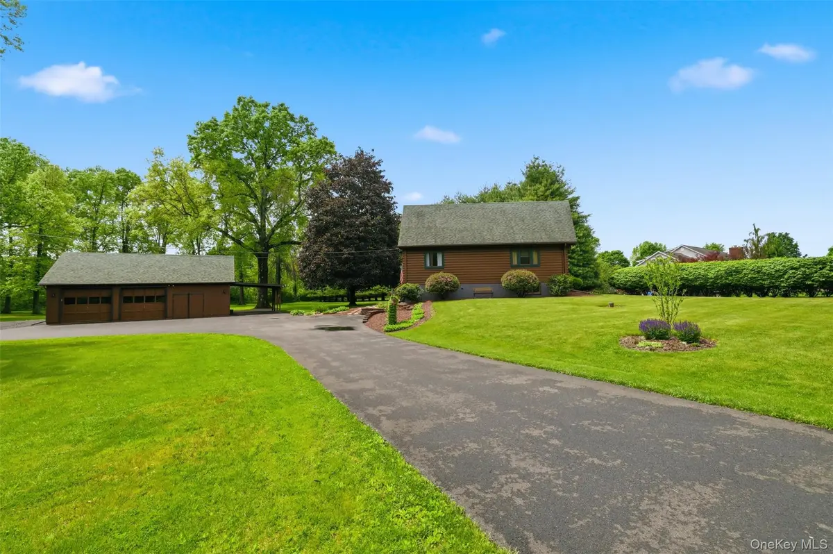 2 Linder DR, New Paltz, NY 12561