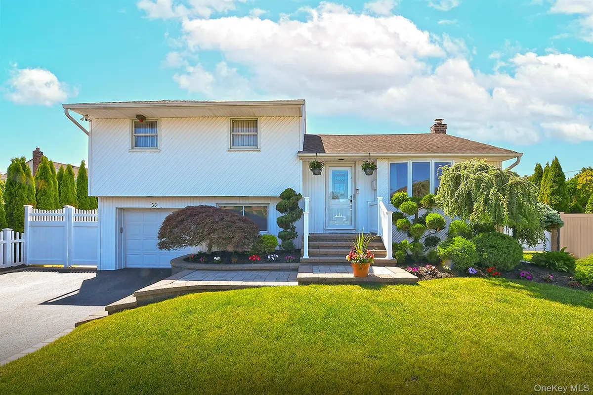 36 Lane AVE, Plainview, NY 11803