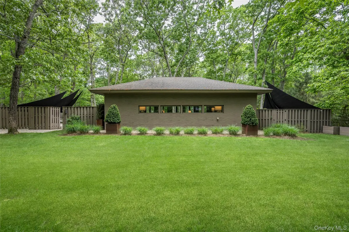 13 Bittersweet AVE, Hampton Bays, NY 11946