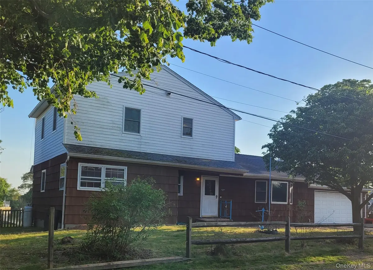8 Cornell RD, East Patchogue, NY 11772