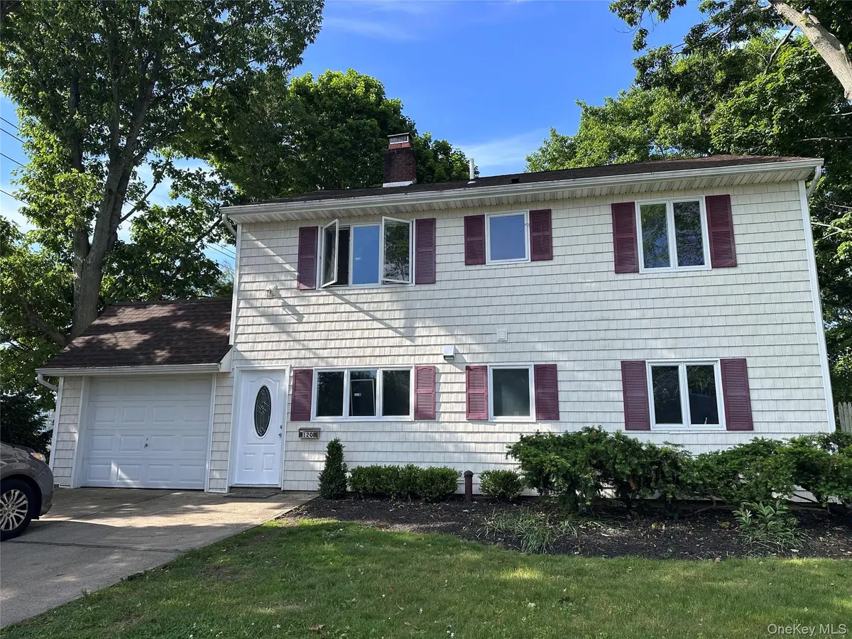 120 Ball Park LN, Hicksville, NY 11801