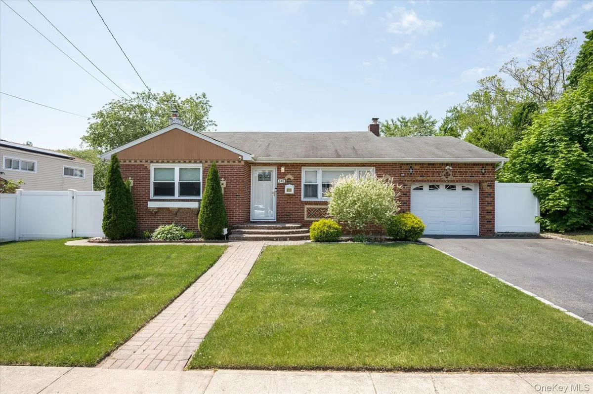 330 Woods RD, North Babylon, NY 11703