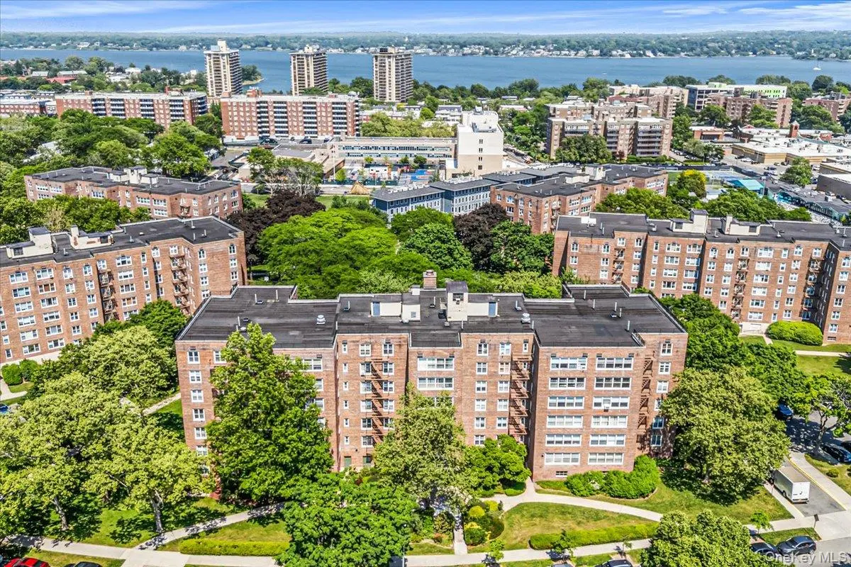 18-65 211th ST #3K, Bayside, NY 11360