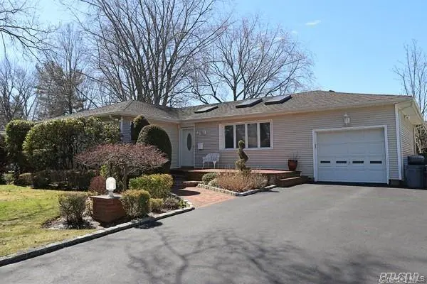 46 Marian LN, Jericho, NY 11753