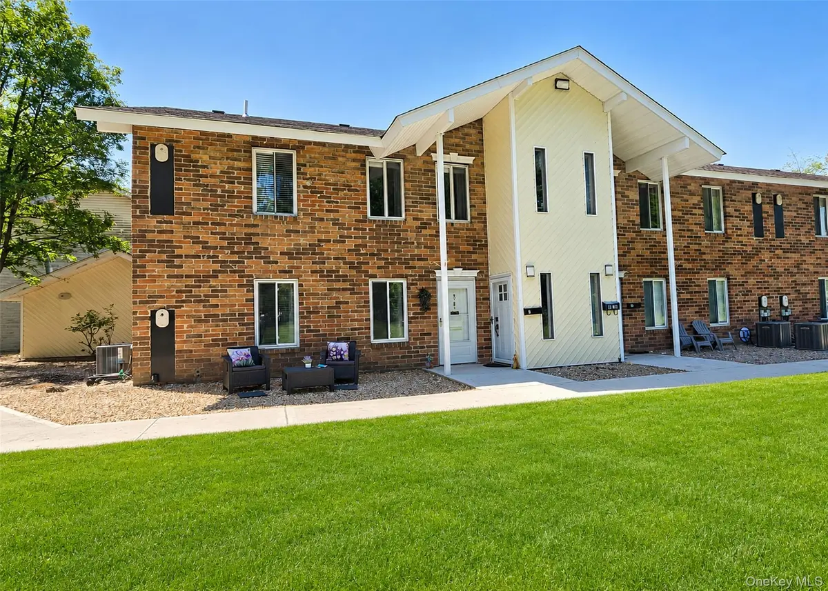 9 Navajo CT #9, Coram, NY 11727