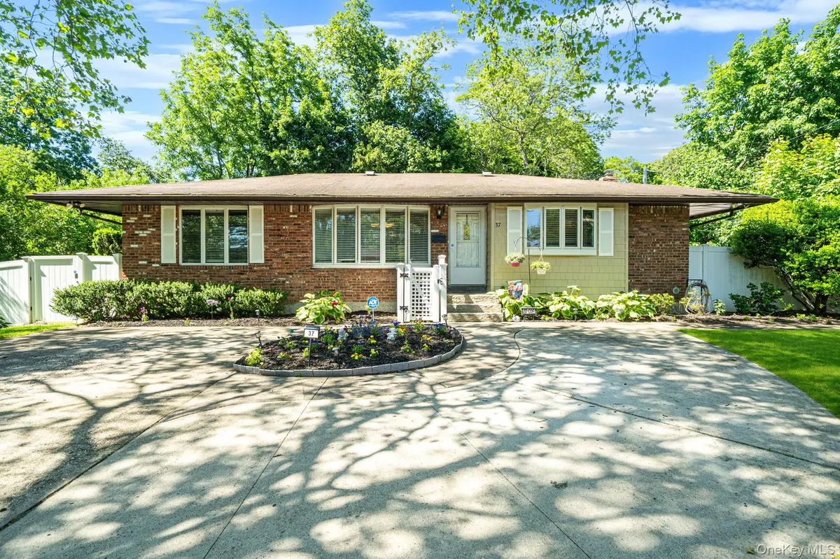 37 Coe PL, Huntington Station, NY 11746