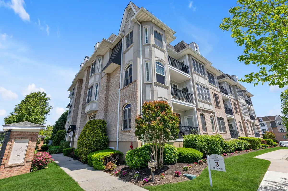 236 Roosevelt WAY, Westbury, NY 11590