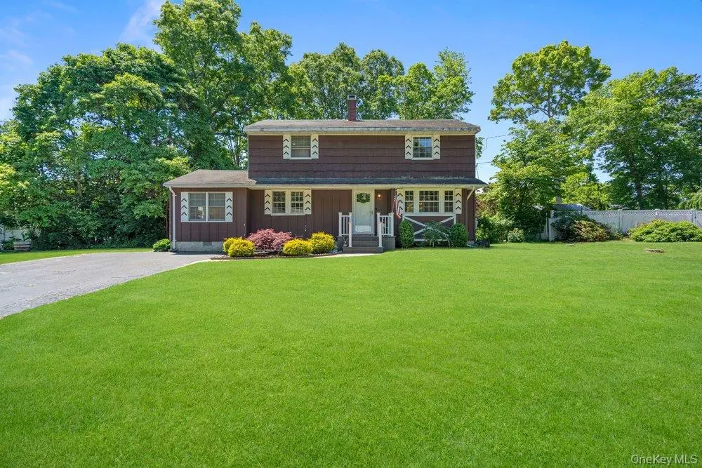 10 Hollingwood DR, Coram, NY 11727