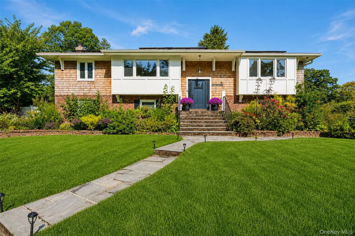7 Dalton LN, East Northport, NY 11731