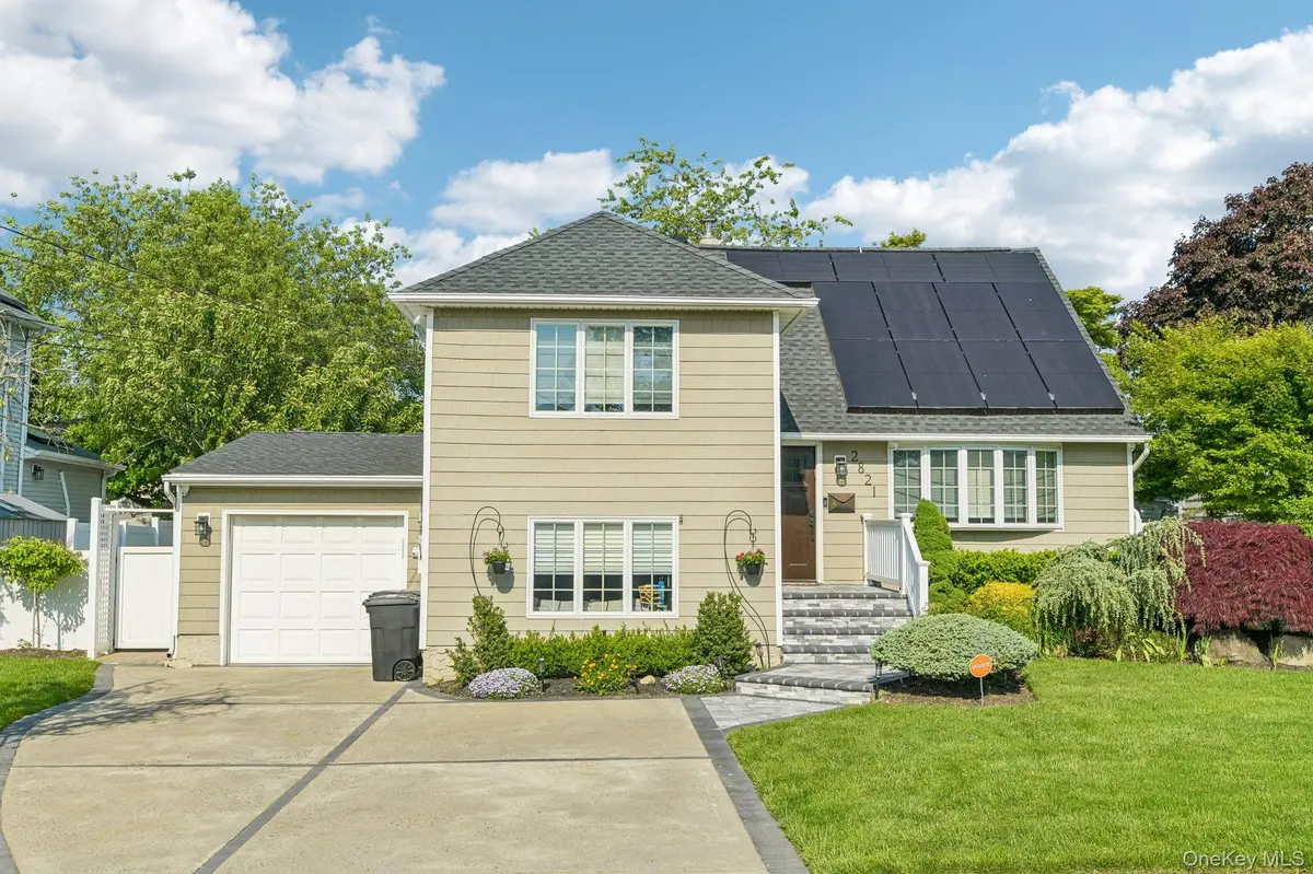 2821 Colonial AVE, Merrick, NY 11566