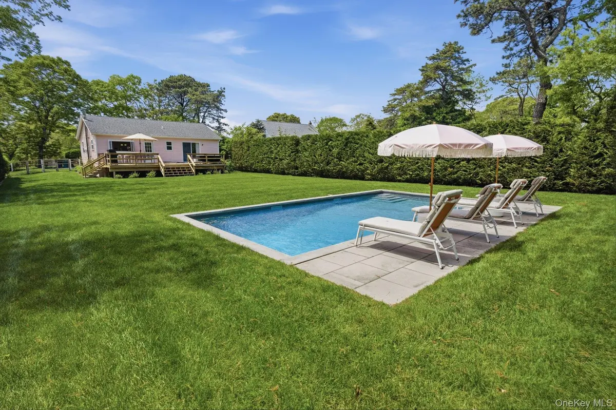 98 Peters LN, Westhampton, NY 11978