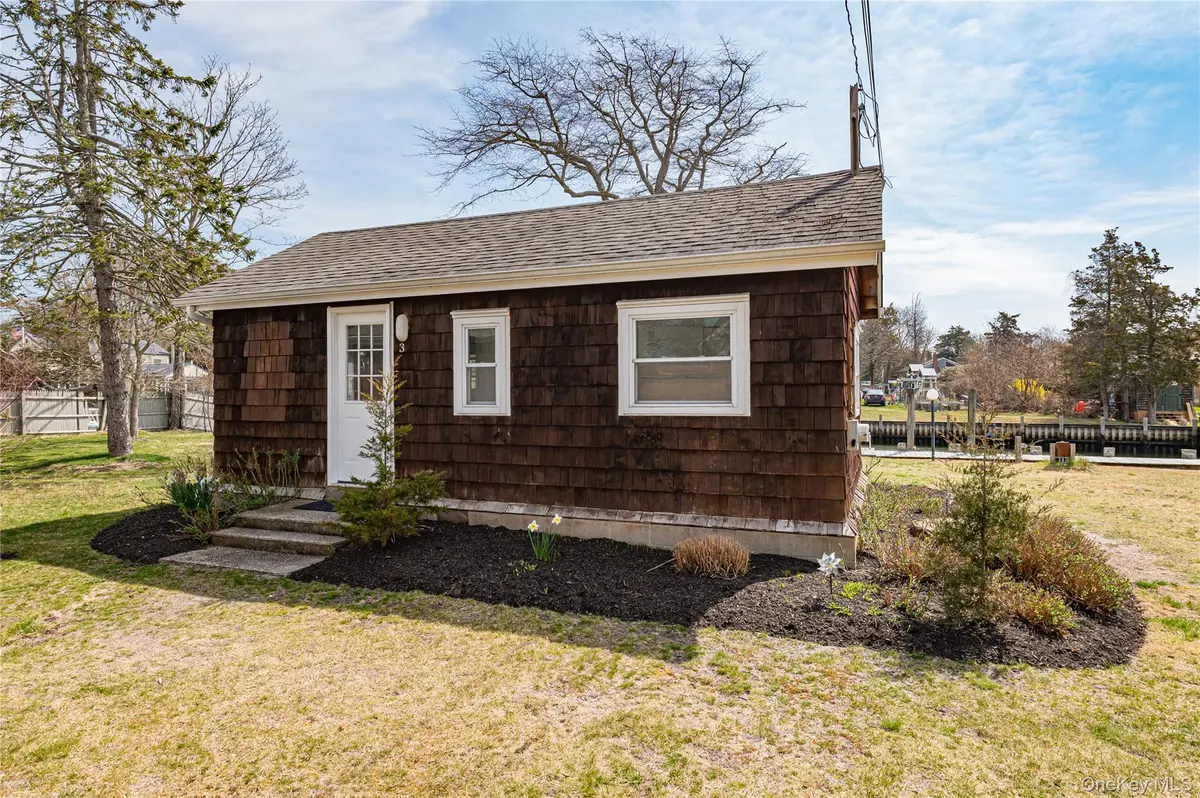 18 Shinnecock RD #3, Hampton Bays, NY 11946