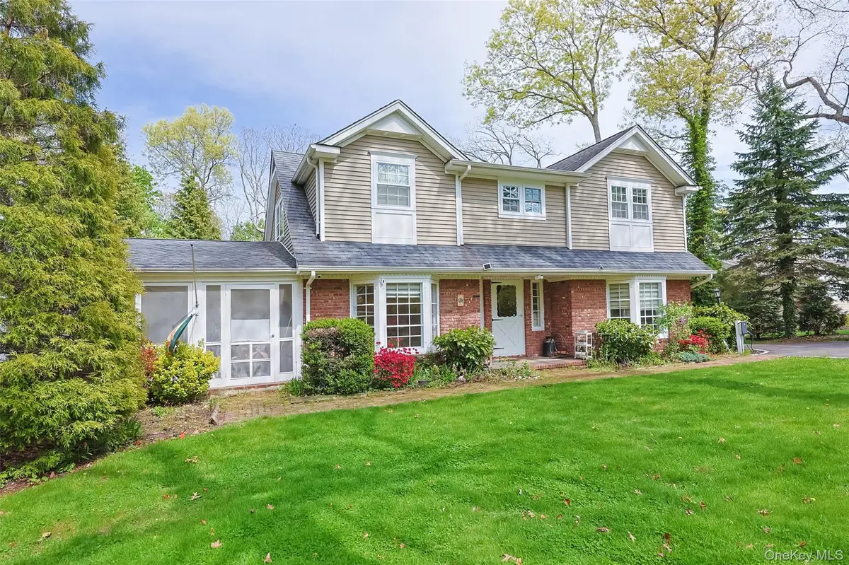 24 Timberline DR, Huntington, NY 11743