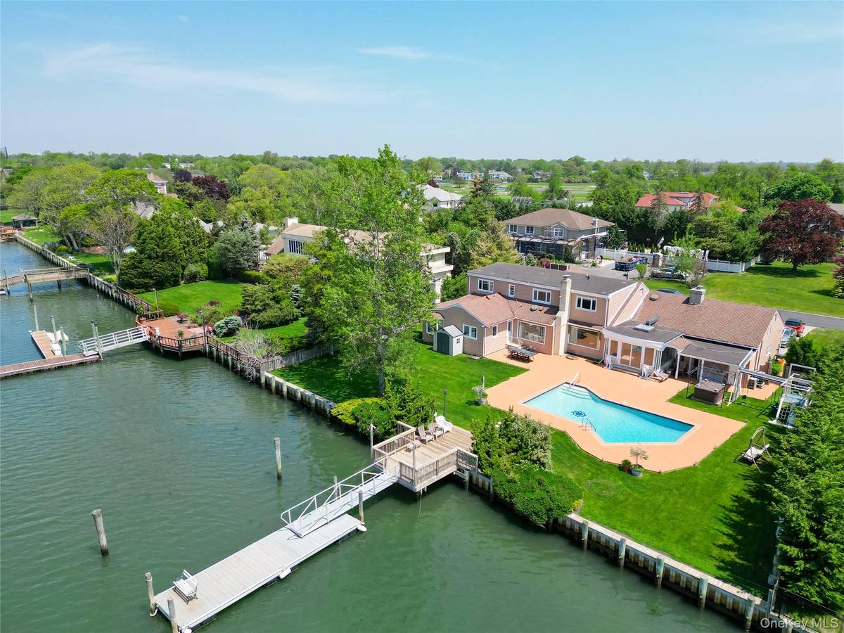 996 Wateredge PL, Hewlett Harbor, NY 11557