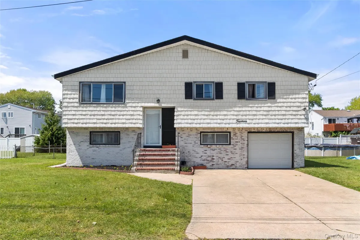 14 Plain ST, Lindenhurst, NY 11757