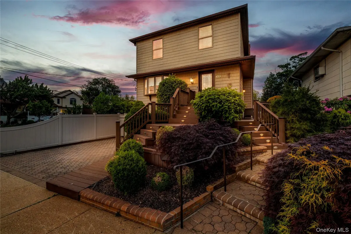 2575 Bayview AVE, Wantagh, NY 11793