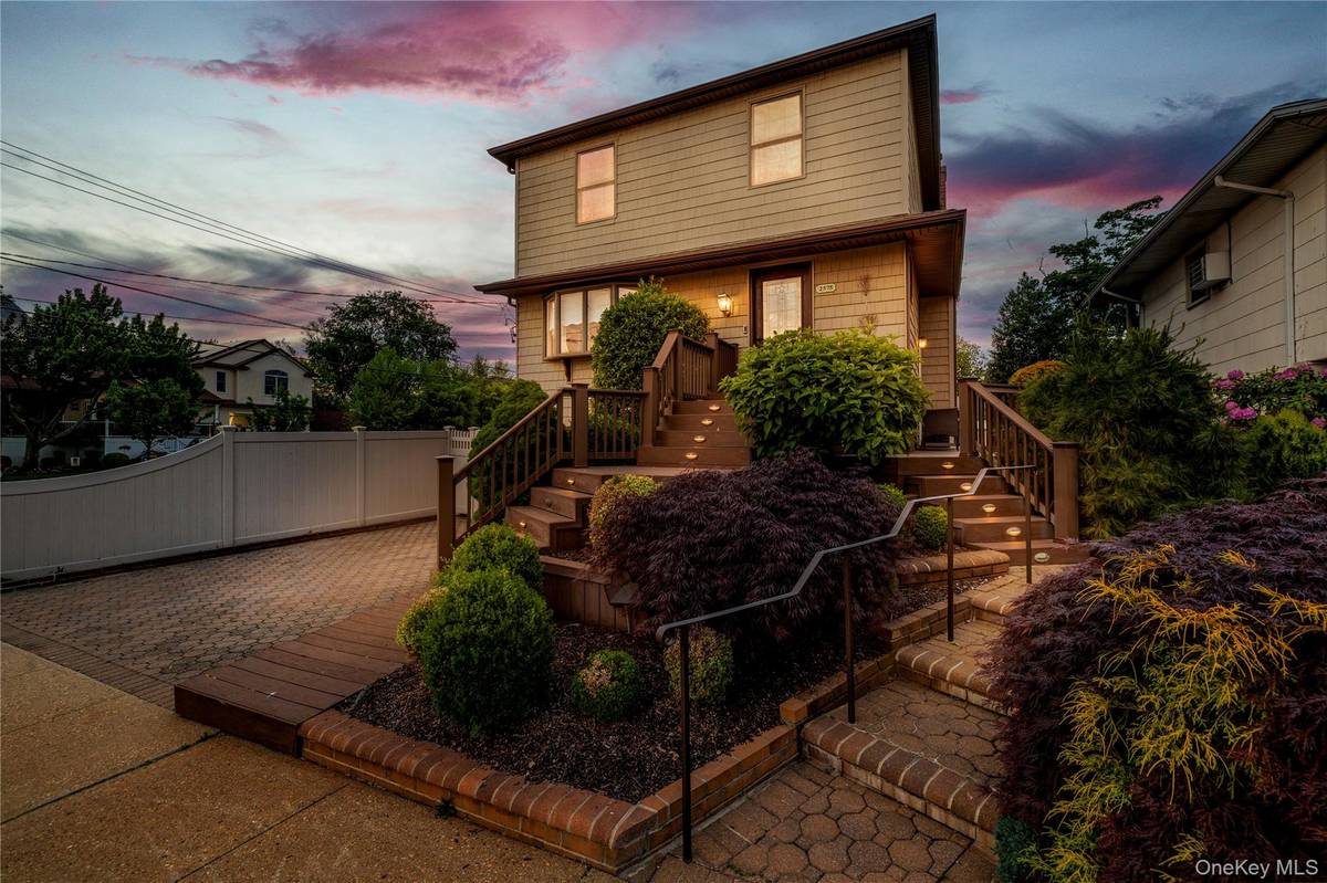 2575 Bayview AVE, Wantagh, NY 11793