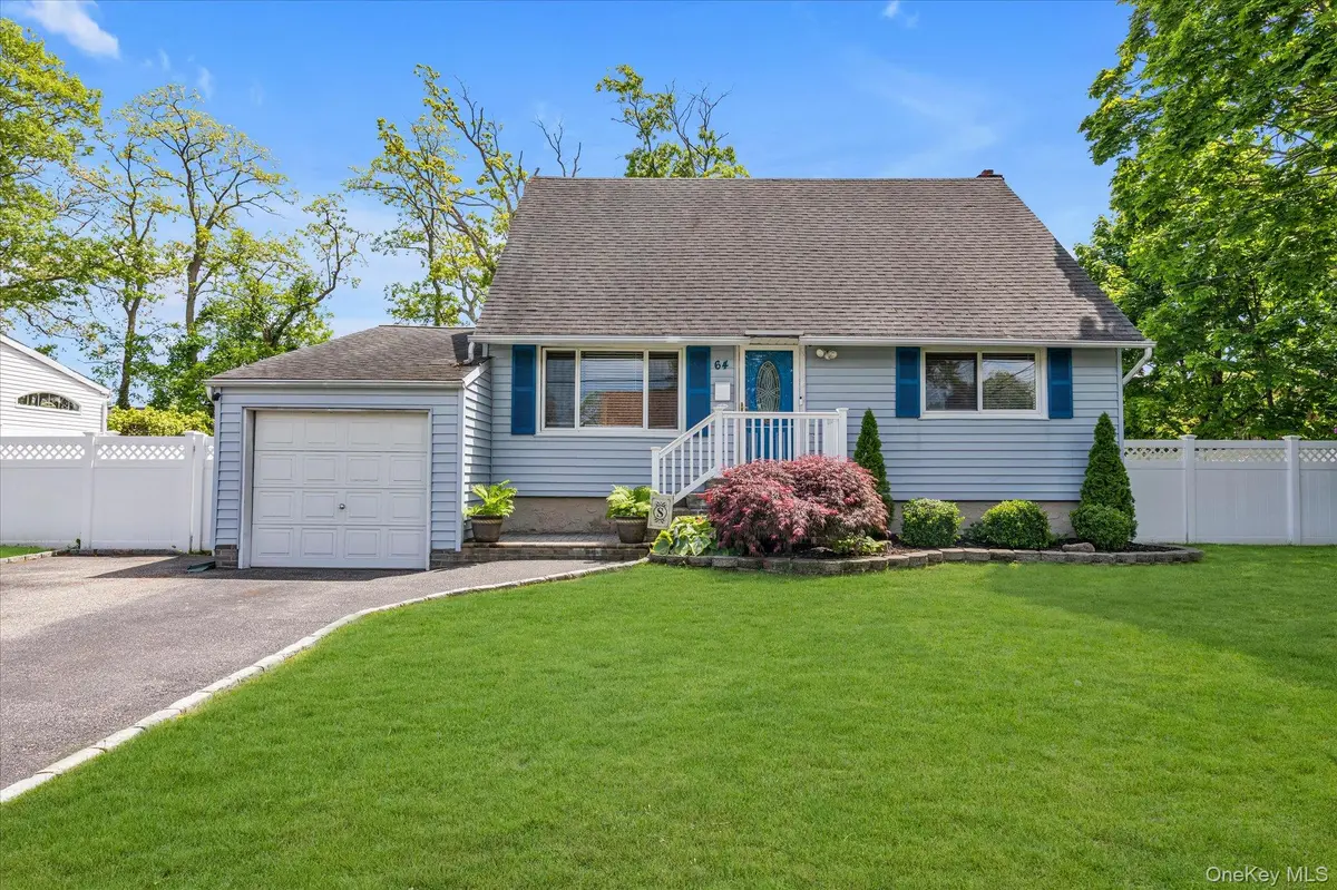 64 Kobb BLVD, West Islip, NY 11795