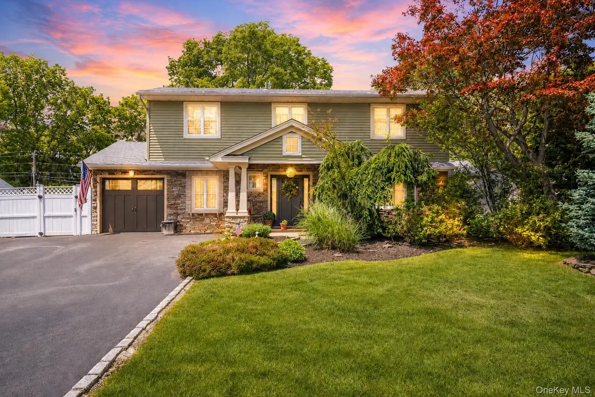 17 Leslie LN, Smithtown, NY 11787