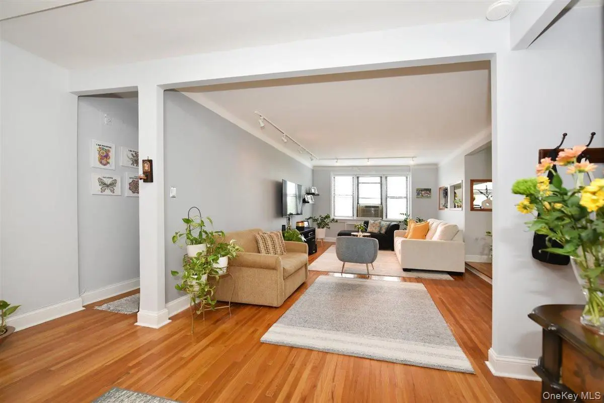 143-50 Hoover AVE #503, Briarwood, NY 11435