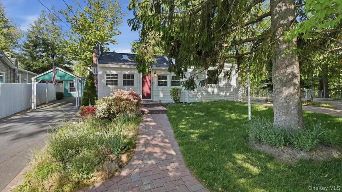 26 Florida RD, Rocky Point, NY 11778