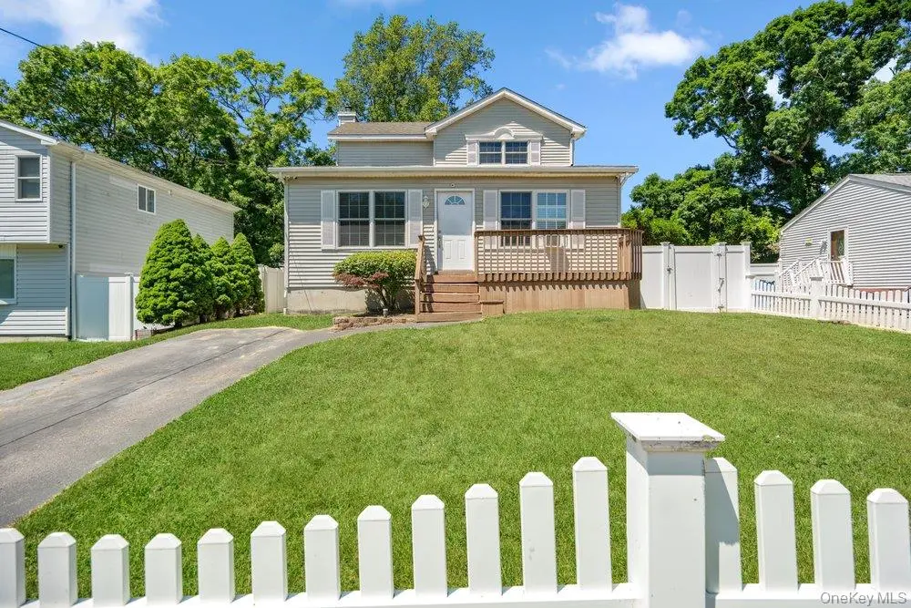 16 Gores DR, Mastic, NY 11950