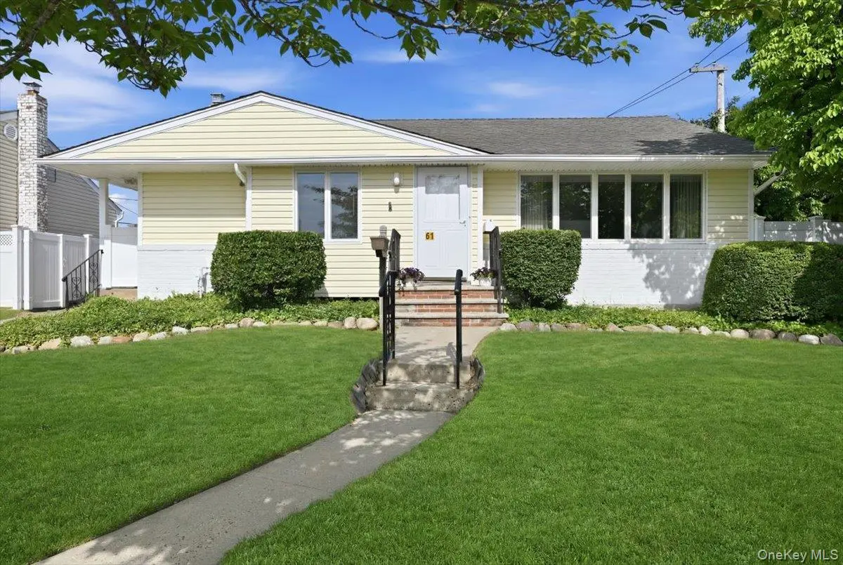 61 Hunter LN, Hicksville, NY 11801