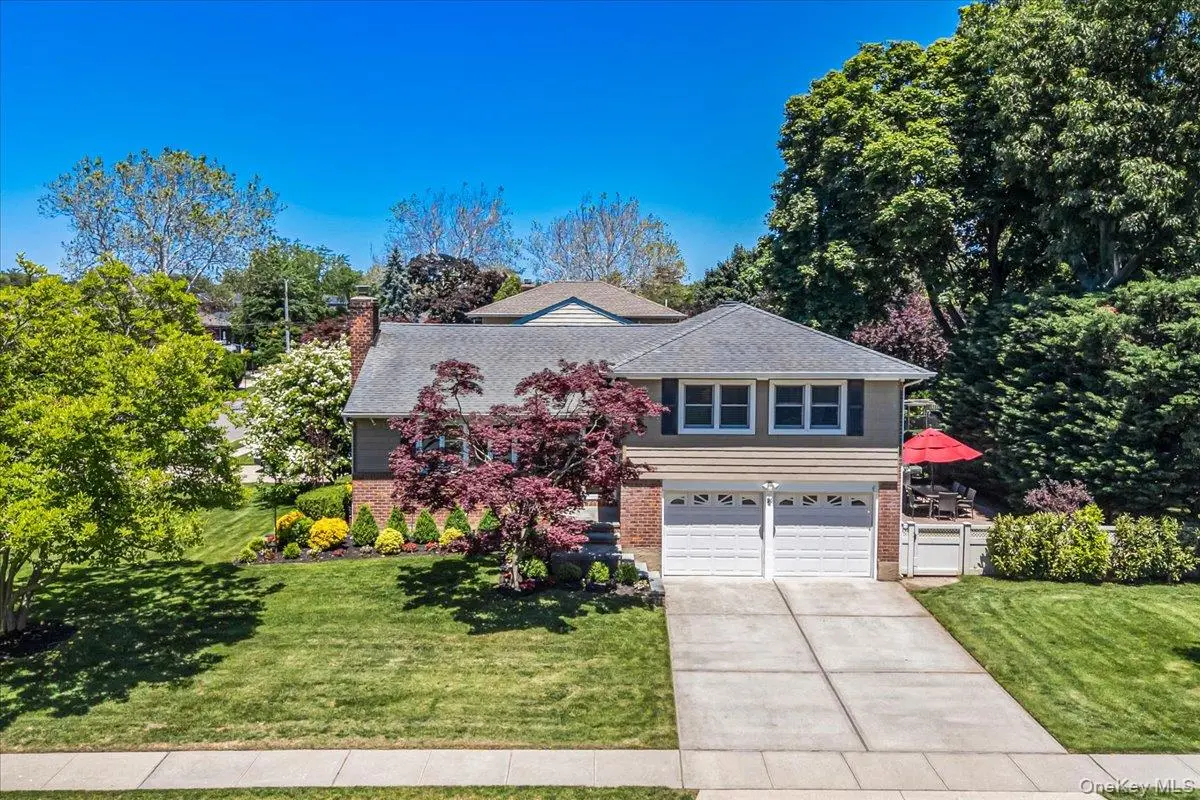 21 Lydia LN, Garden City, NY 11530