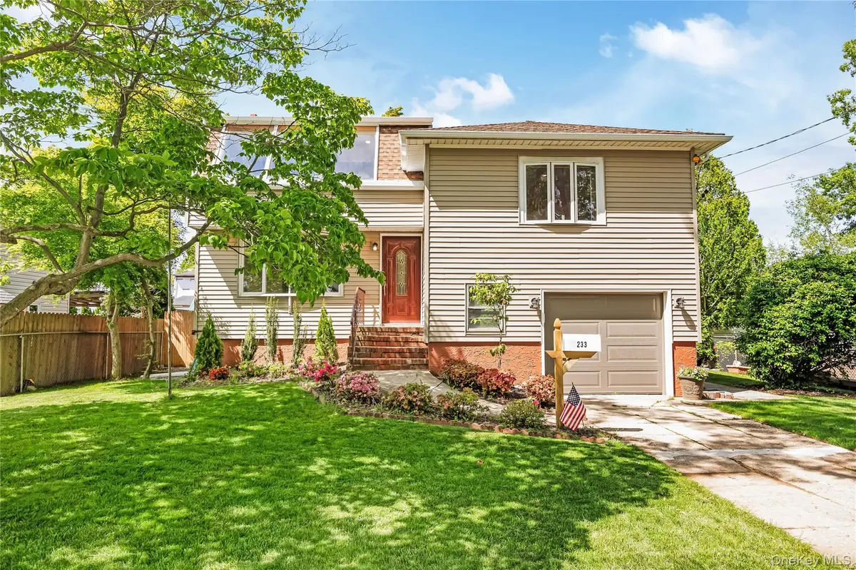 233 Walnut ST, Massapequa Park, NY 11762