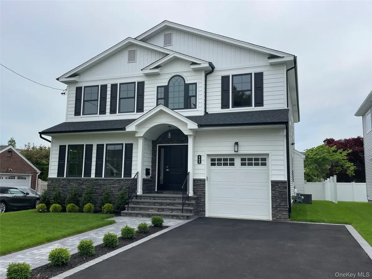 469 Andrews RD, Mineola, NY 11501