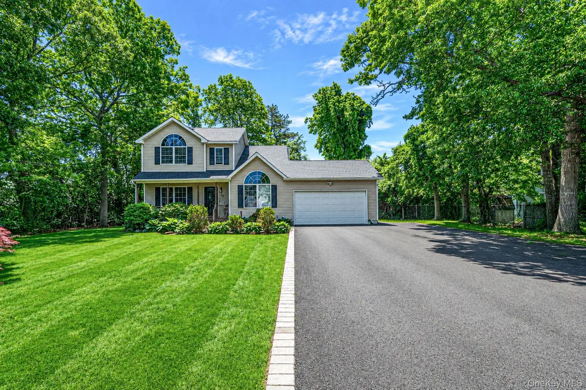 20 Essex CIR, Shirley, NY 11967