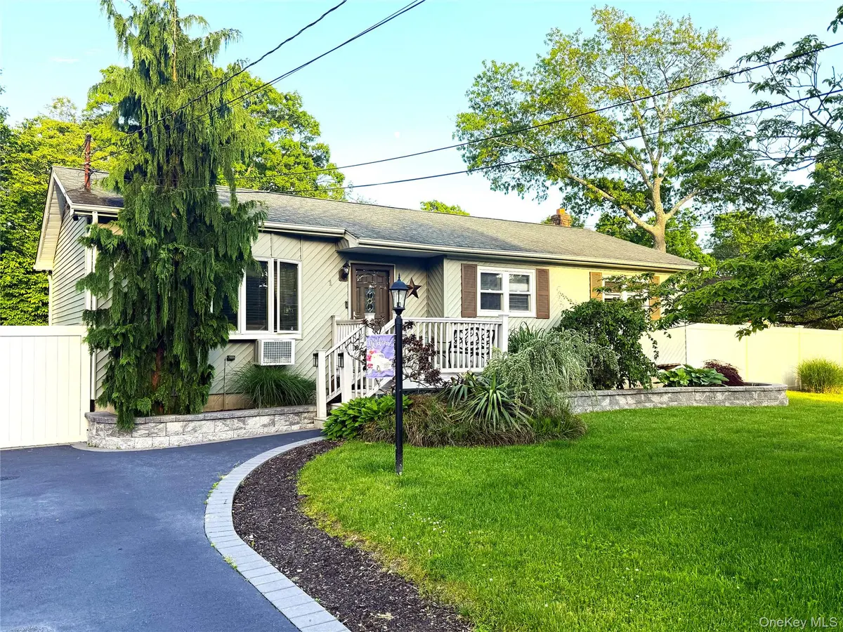 1 Heston RD, Shirley, NY 11967
