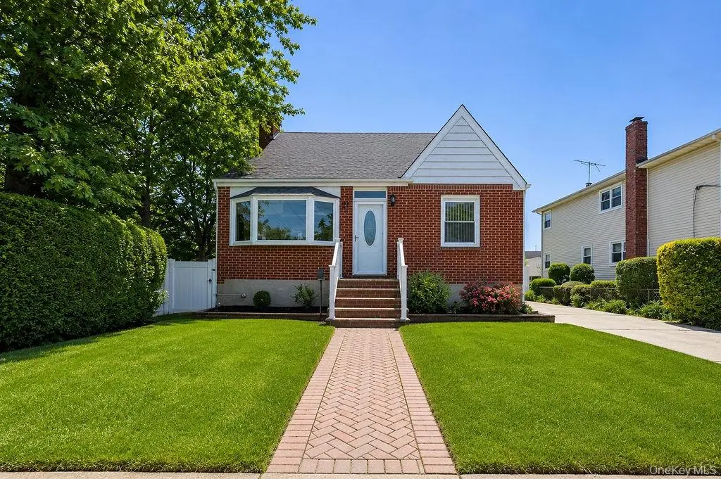 27 Alice CT, East Rockaway, NY 11518