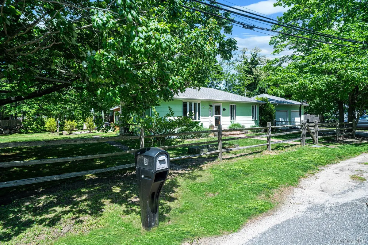 8 Hill ST, Wading River, NY 11792