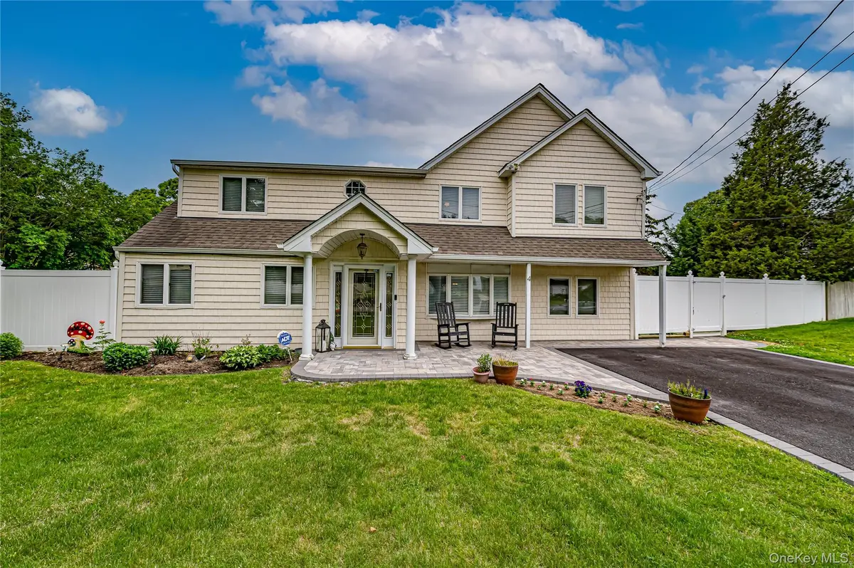 4 Country Greens DR, Holtsville, NY 11742